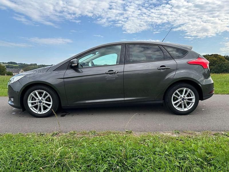 Grau Gebraucht 2015 Ford Focus Business Edition Limousine | 8.000 € (Fairer Preis) - Bild 1/4