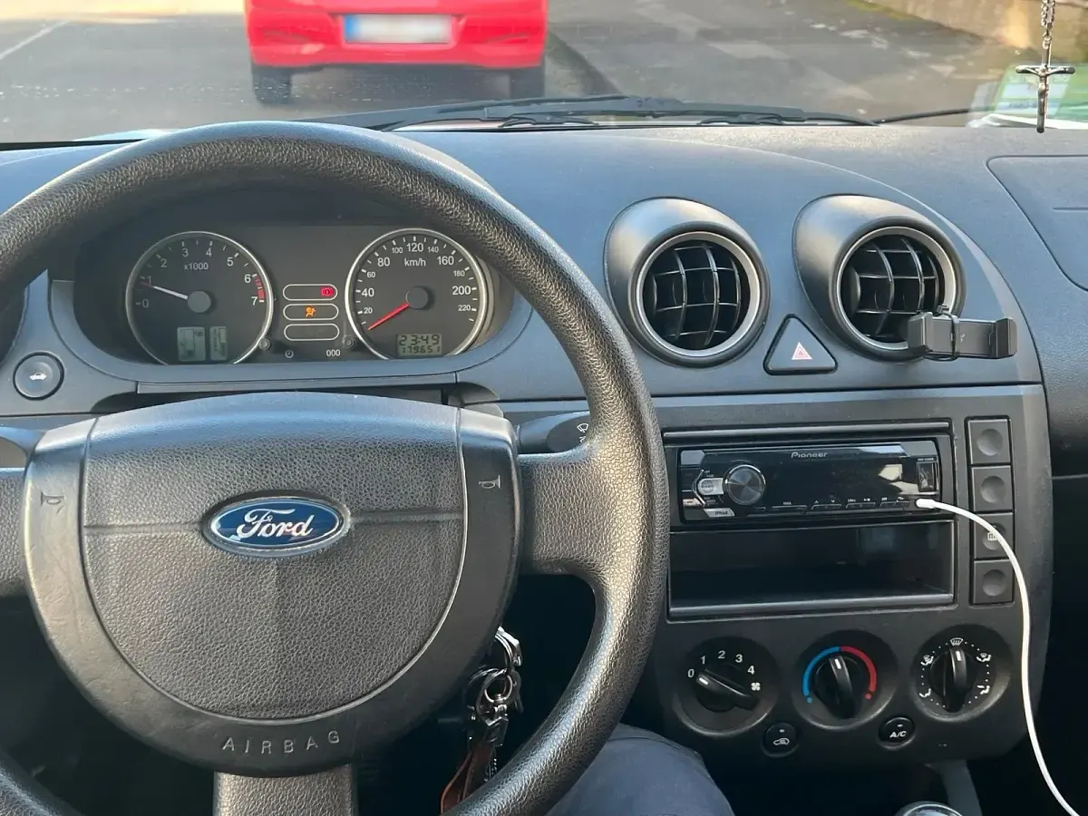 Używany Ford Fiesta 60 KM (44 kW) 2003 Srebrny Hatchback