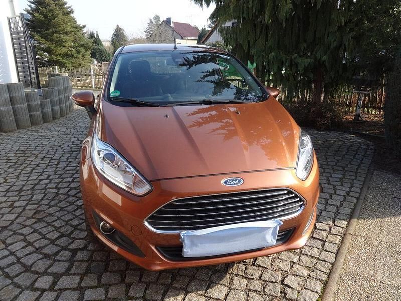 Braun Gebraucht 2013 Ford Fiesta Titanium Limousine | 5.590 € (Fairer Preis) - Bild 1/4