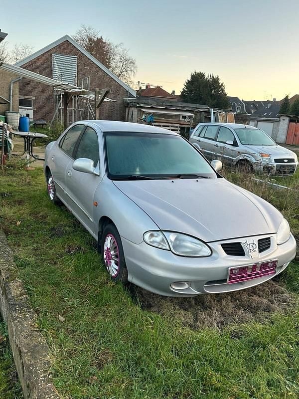 Grau Gebraucht 2000 Hyundai Lantra Limousine | 1.000 € - Bild 1/4