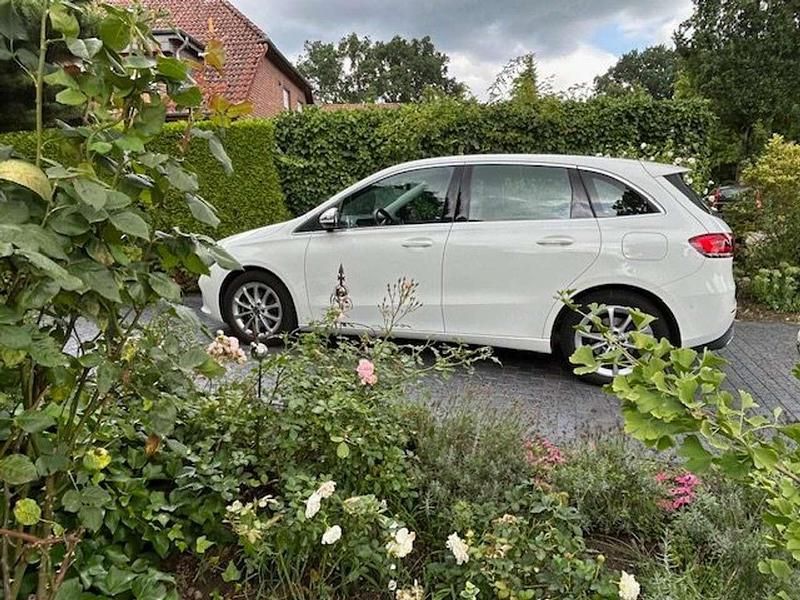 Weiß Gebraucht 2019 Mercedes B200 Van / Kleinbus | 22.500 € (Guter Preis) - Bild 1/4