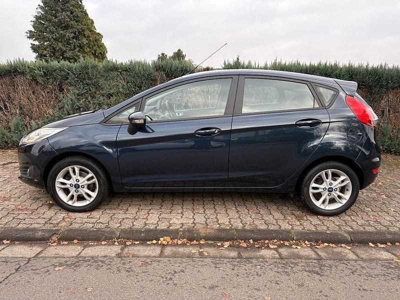 Gebraucht Ford Fiesta Trend 60 PS (44 kW) 2016 Blau Limousine