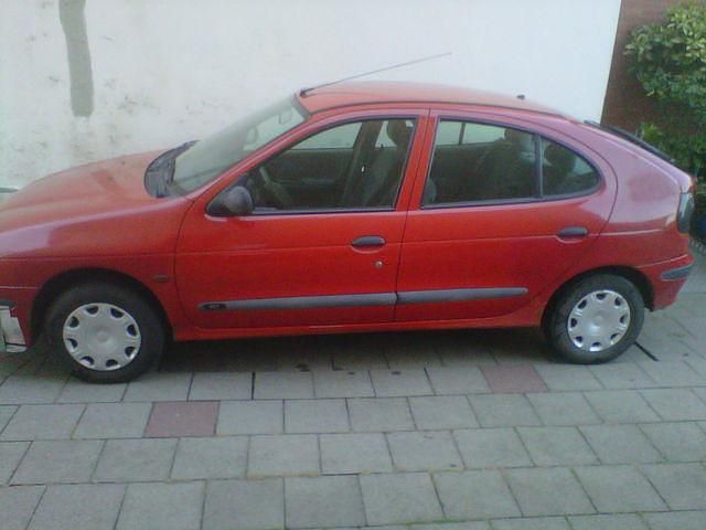 Gebraucht Renault Mégane 75 PS (55 kW) 1997 Rot Limousine