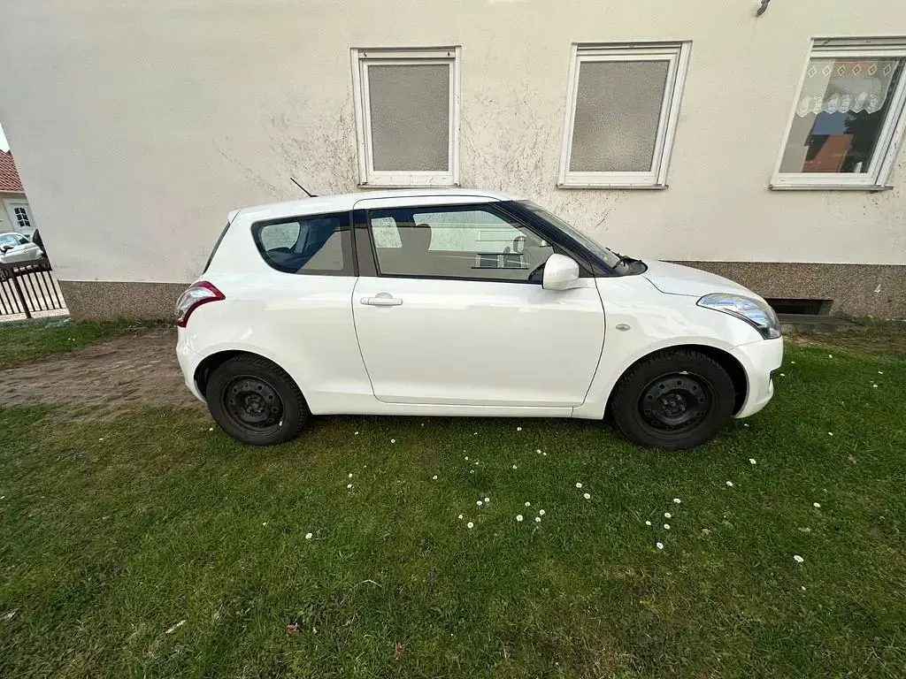 Gebraucht Suzuki Swift Club 94 PS (69 kW) 2013 Weiß Kleinwagen