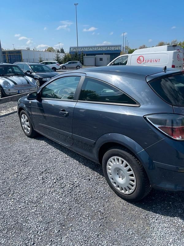 Second-hand Opel Astra 105 CP (77 kW) 2008 Albastru Coupe