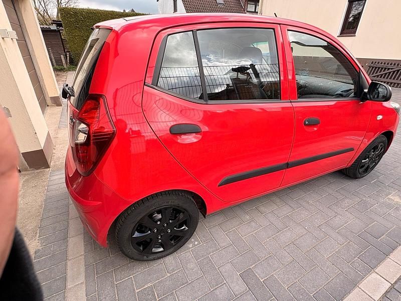 Gebraucht Hyundai i10 69 PS (50 kW) 2013 Rot Kleinwagen
