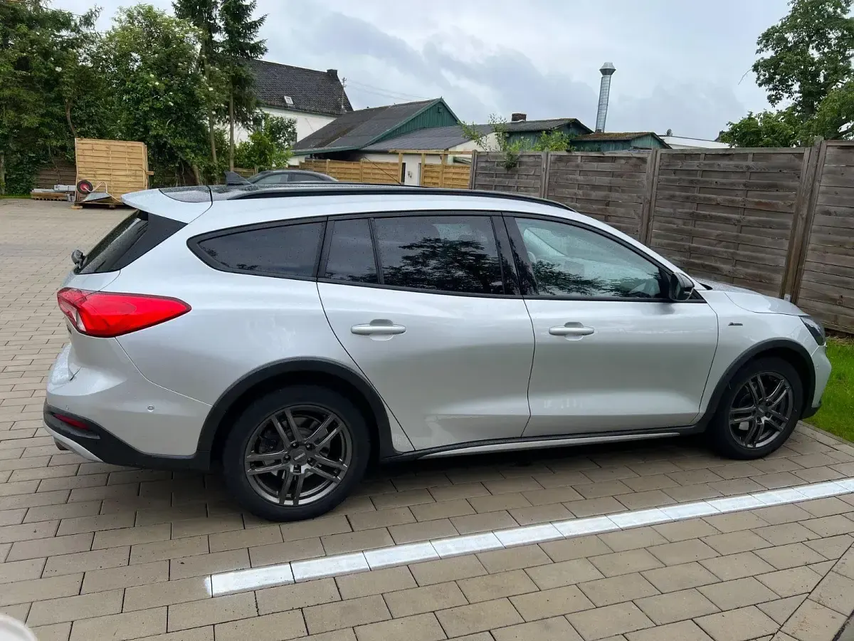 Usado Ford Focus Active 125 CV (91 kW) 2019 Plateado Familiar