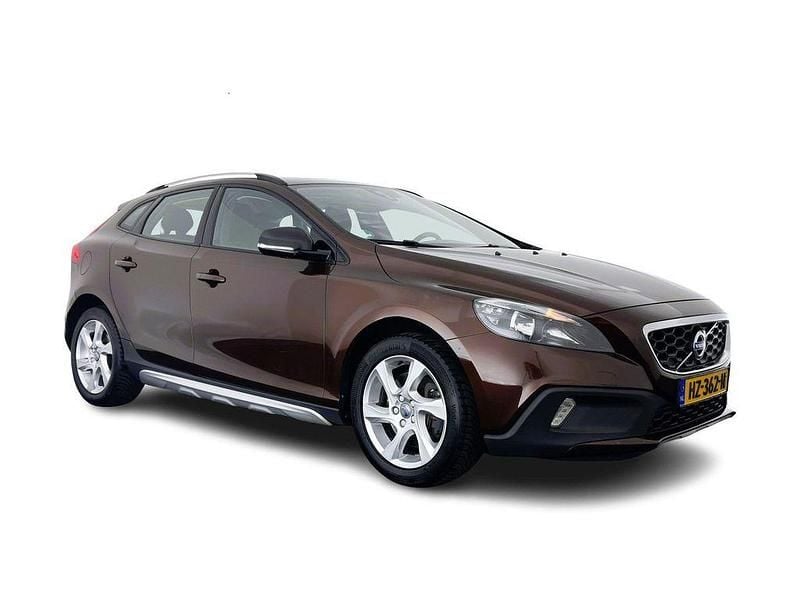 Braun Gebraucht 2016 Volvo V40 CC Momentum Kombi | 7.645 € - Bild 1/4