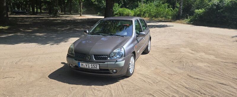 Grün Gebraucht 2002 Renault Clio II Initiale Limousine | 2.000 € (Fairer Preis) - Bild 1/4