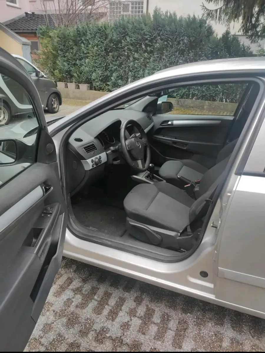 Gebraucht Opel Astra 105 PS (77 kW) 2007 Silber Limousine