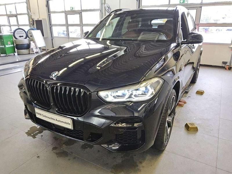 Carbonschwarz metallic Gebraucht 2022 BMW X5 M Sport SUV | 57.945 € (Guter Preis) - Bild 1/1