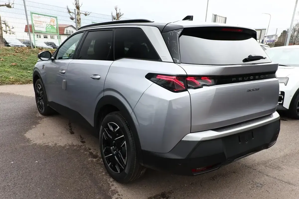 Neu Peugeot 5008 GT 136 PS (100 kW) 2025 Artense silber metallic SUV