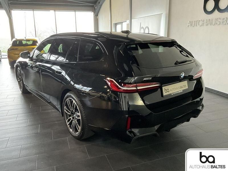 Gebraucht BMW 520 M Sport 197 PS (144 kW) 2025 Saphirschwarz met. Kombi