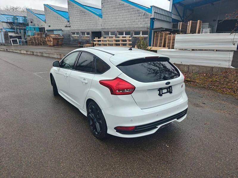 Gebraucht Ford Focus Sport 185 PS (136 kW) 2015 Weiß Limousine