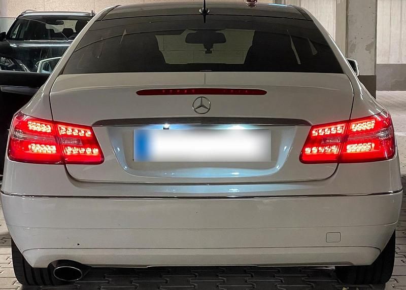 Gebraucht Mercedes E250 207 PS (152 kW) 2010 Weiß Coupé