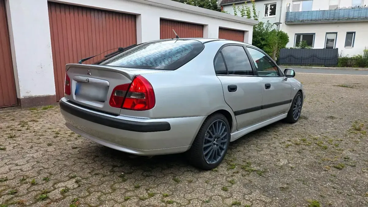 Gebraucht Mitsubishi Carisma 103 PS (75 kW) 2003 Silber Limousine
