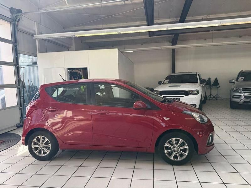 Gebraucht Hyundai i10 Edition 87 PS (63 kW) 2014 Rot Kleinwagen