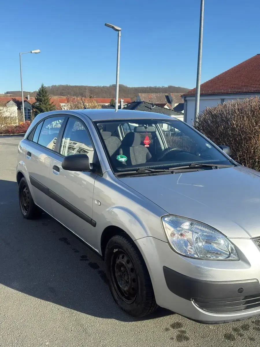 Używany Kia Rio 97 KM (71 kW) 2009 Srebrny Hatchback