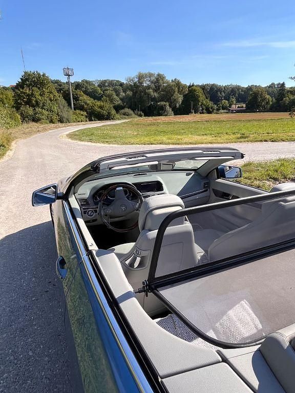 Gebraucht Mercedes E250 Avantgarde 204 PS (150 kW) 2010 Blau Cabrio