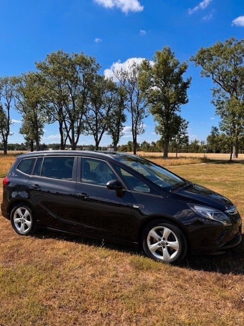 Schwarz Gebraucht 2016 Opel Zafira Tourer Edition Van / Kleinbus | 10.950 € (Fairer Preis) - Bild 1/4