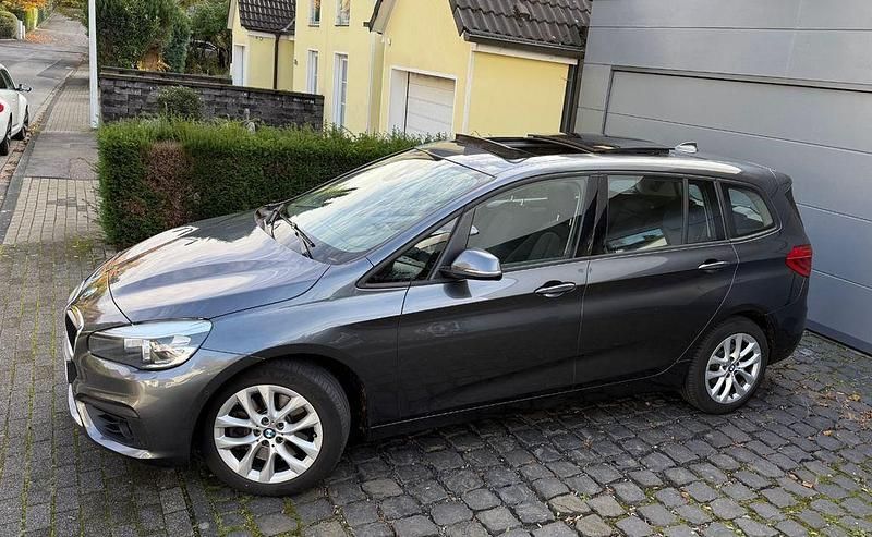 Grau Gebraucht 2017 BMW 220 Kombi | 15.500 € (Fairer Preis) - Bild 1/4