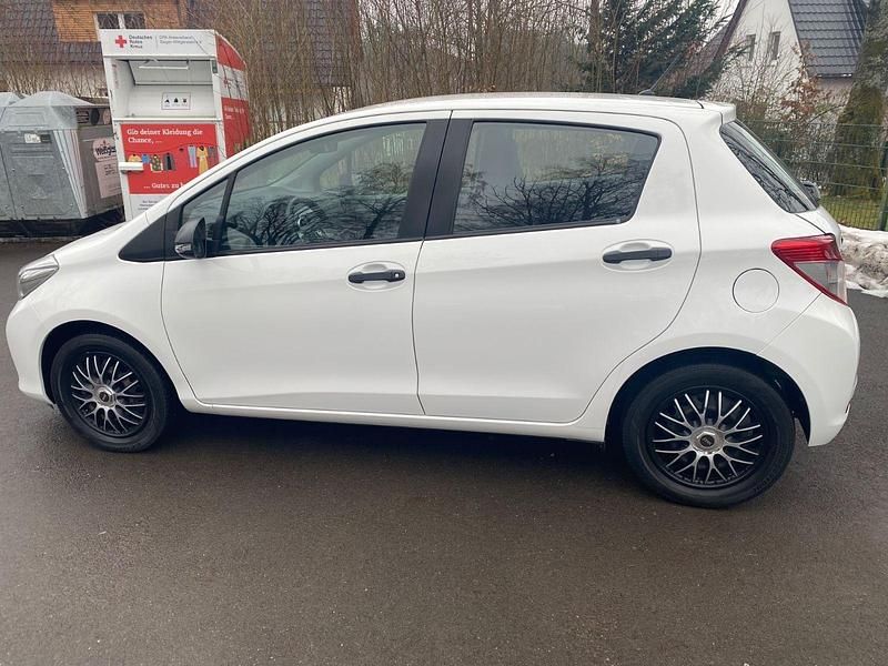 Gebraucht Toyota Yaris Cool 69 PS (50 kW) 2013 Weiß Kleinwagen