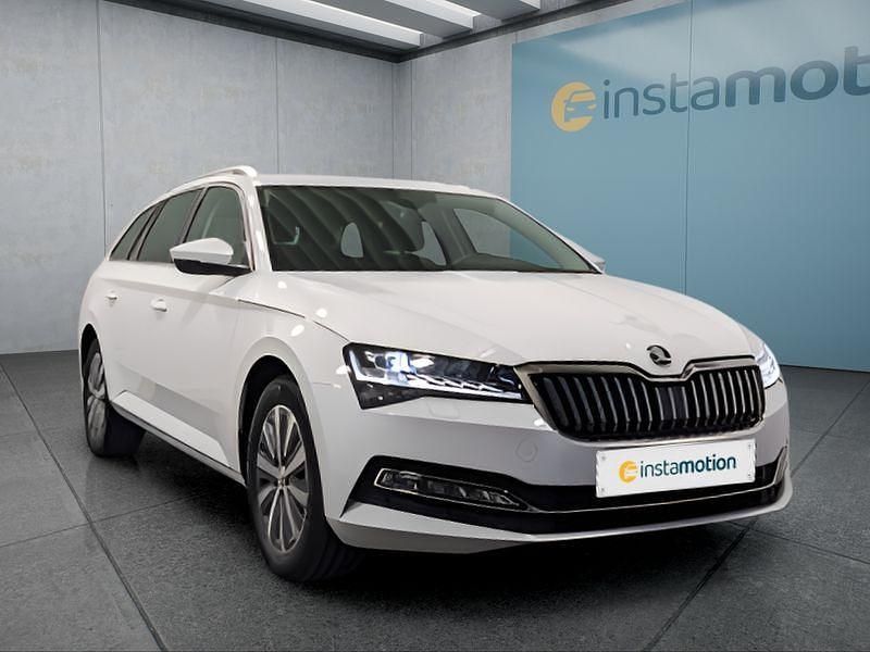 Weiß Gebraucht 2024 Skoda Superb Kombi | 30.549 € (Superpreis) - Bild 1/4