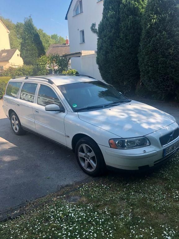 Weiß Gebraucht 2005 Volvo V70 Kinetic Kombi | 3.333 € (Guter Preis) - Bild 1/4