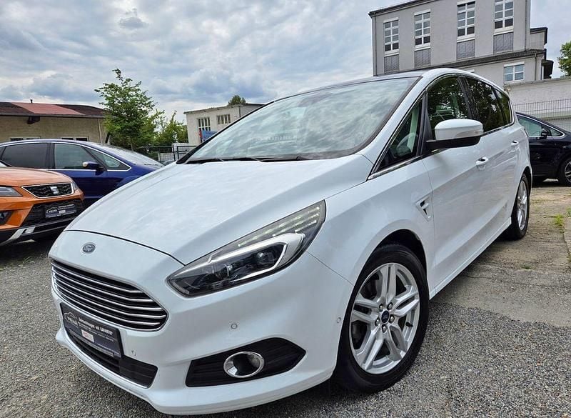 Weiß Gebraucht 2016 Ford S-MAX Titanium Van / Kleinbus | 13.890 € - Bild 1/4