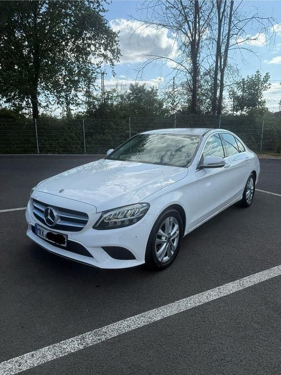 Weiß Gebraucht 2018 Mercedes C180 Limousine | 18.899 € (Fairer Preis) - Bild 1/4