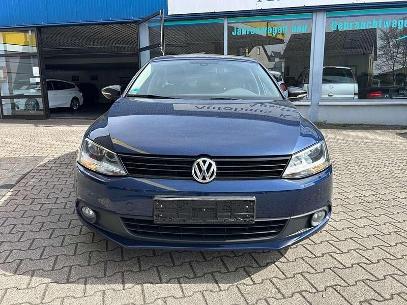 Gebraucht VW Jetta Match 105 PS (77 kW) 2012 Blau Limousine