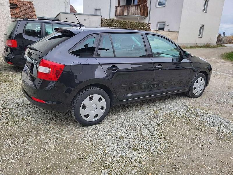 Gebraucht Skoda Rapid Ambition 105 PS (77 kW) 2014 Schwarzmagic perleffekt Kleinwagen