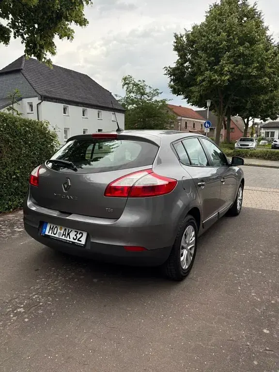 Gebraucht Renault Mégane Dynamique 116 PS (85 kW) 2014 Grau Limousine