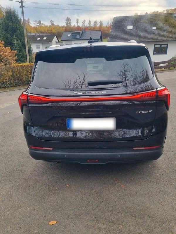 Gebraucht DFSK Forthing 4 177 PS (130 kW) 2024 Schwarz Van / Kleinbus