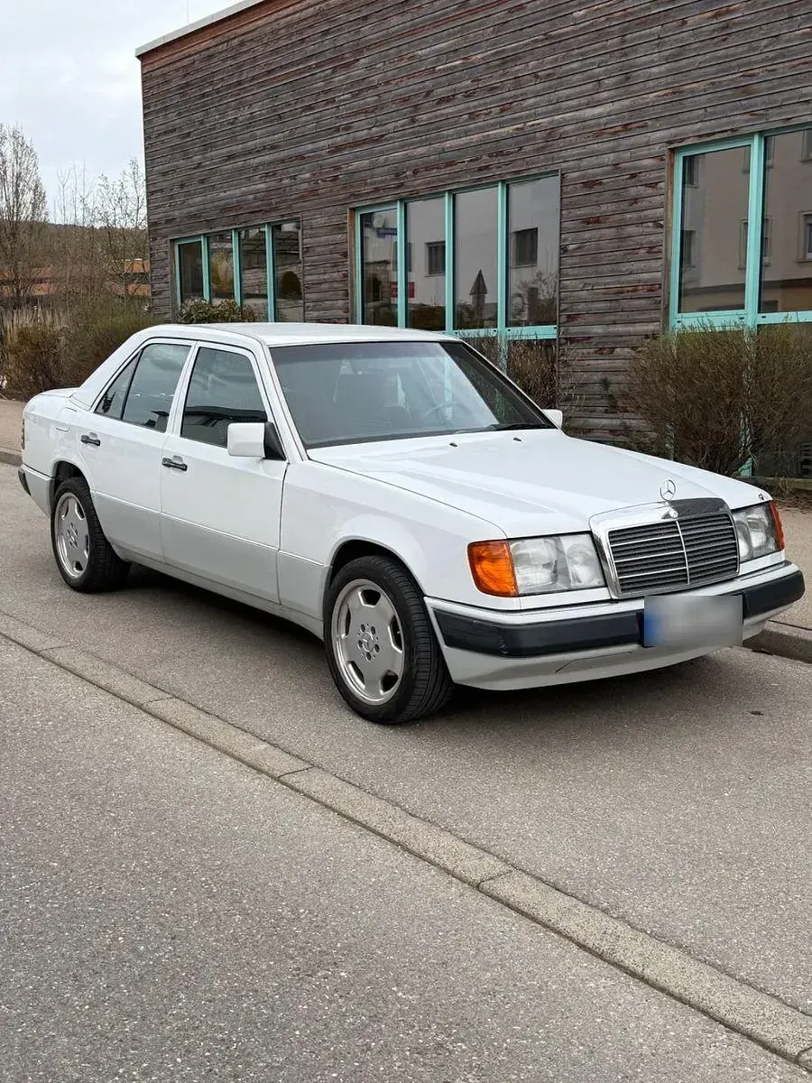 Gebraucht Mercedes E220 150 PS (110 kW) 1994 Weiß Limousine