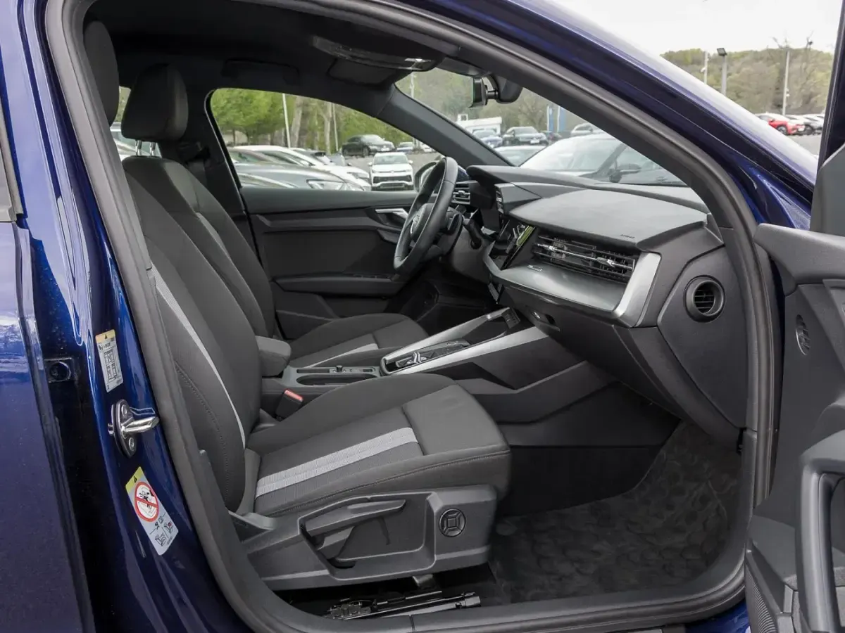Używany Audi A3 Advanced 150 KM (110 kW) 2023 Niebieski Sedan/Limuzyna