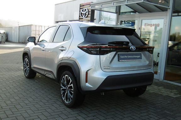 Gebraucht Toyota Yaris Hybrid Elegant 116 PS (85 kW) 2021 Shimmering silver metallic