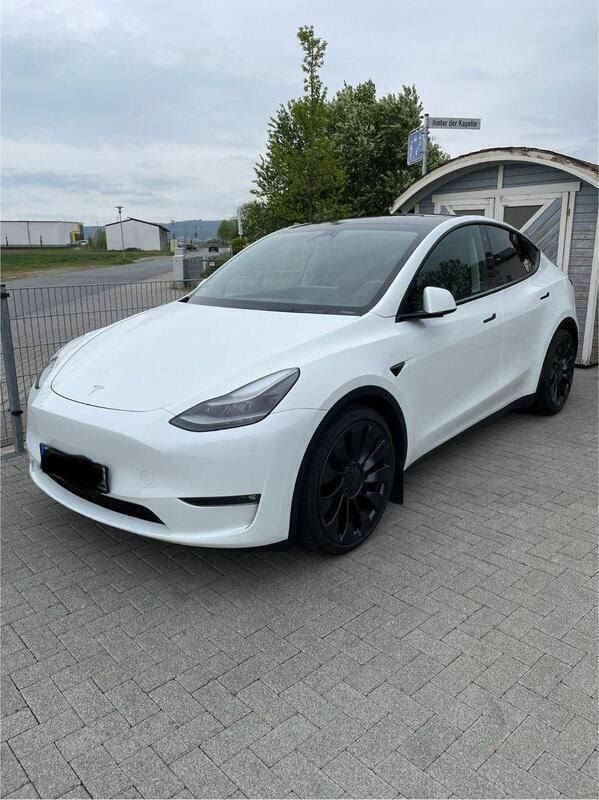Weiß Gebraucht 2024 Tesla Model Y Performance SUV | 45.999 € (Fairer Preis) - Bild 1/4