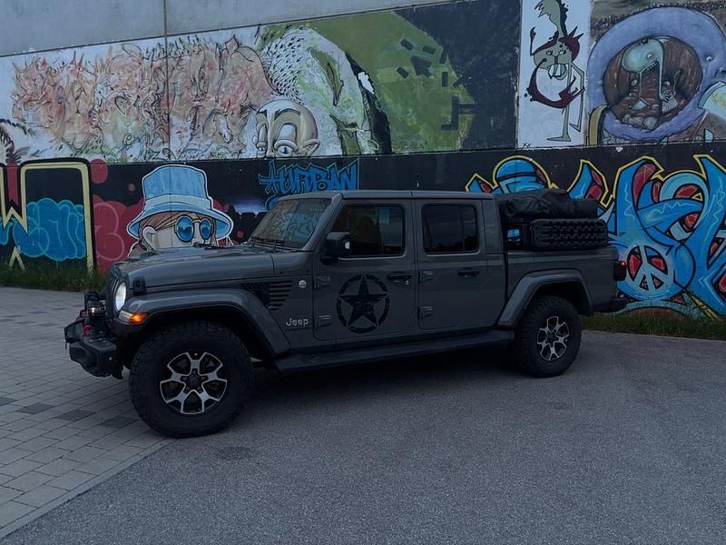 Grau Gebraucht 2021 Jeep Gladiator Overland Abholung | 54.500 € (Teuer) - Bild 1/4