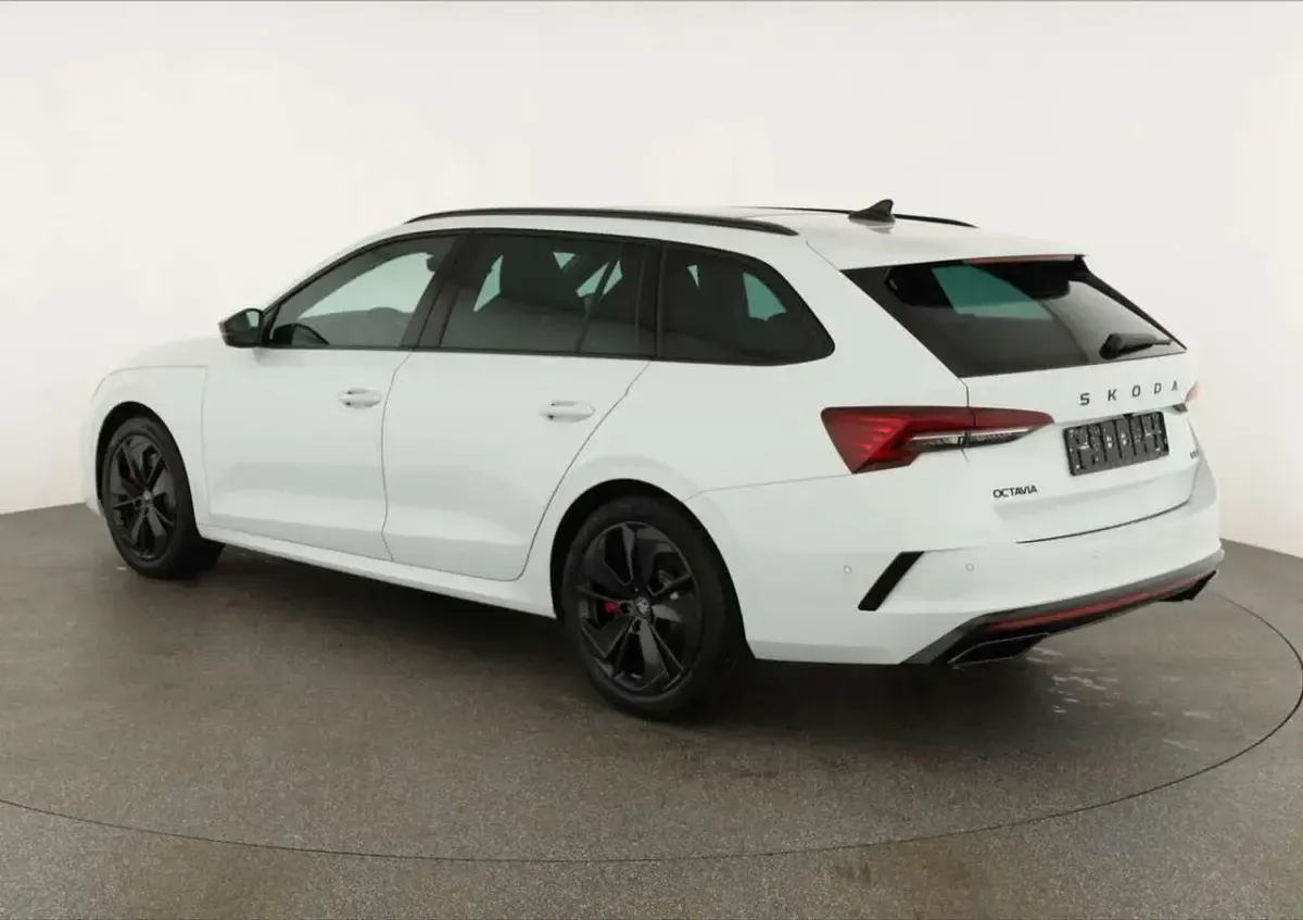Neu Skoda Octavia RS 265 PS (194 kW) 2026 Mamba grün Kombi