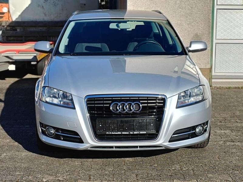 Gebraucht Audi A3 Attraction 105 PS (77 kW) 2011 Eissilber metallic Kleinwagen