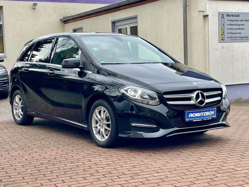 Schwarz Gebraucht 2018 Mercedes B180 Style Van / Kleinbus | 17.970 € (Guter Preis) - Bild 1/4