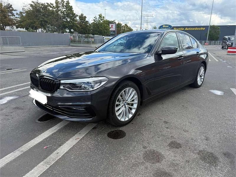 Grau Gebraucht 2020 BMW 530e Luxury Line Limousine | 31.900 € (Fairer Preis) - Bild 1/4