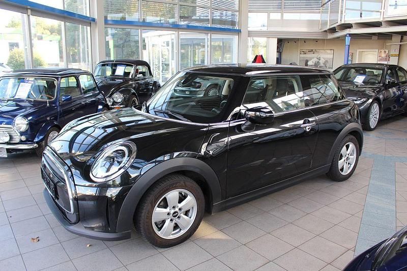 Gebraucht Mini Cooper Essential 136 PS (100 kW) 2023 Midnight black met. Kleinwagen