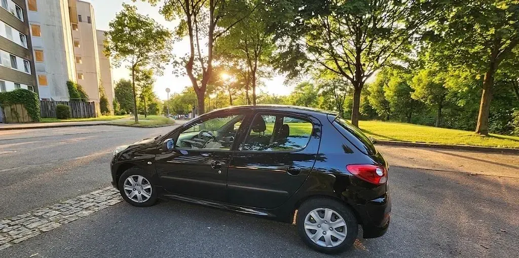 Gebraucht Peugeot 206 75 PS (55 kW) 2010 Schwarz Limousine