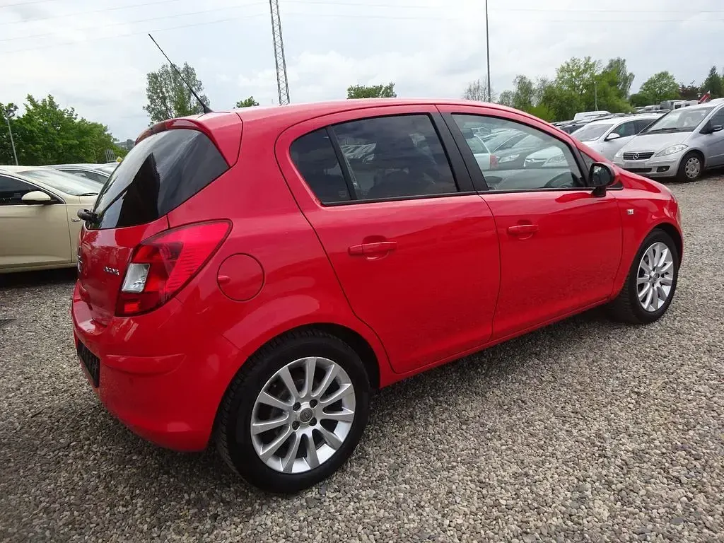 Usata Opel Corsa Innovation 69 CV (50 kW) 2010 Rosso Utilitaria