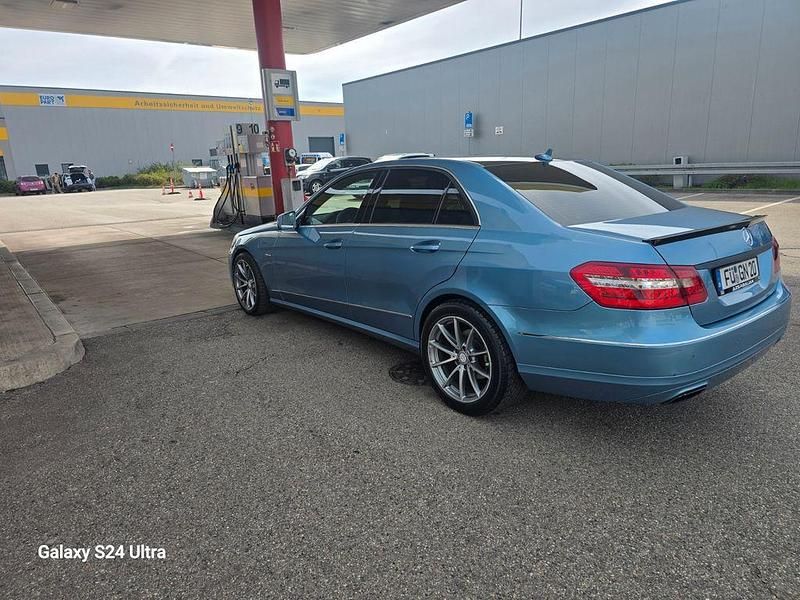 Gebraucht Mercedes E350 AMG 265 PS (194 kW) 2011 Blau Limousine