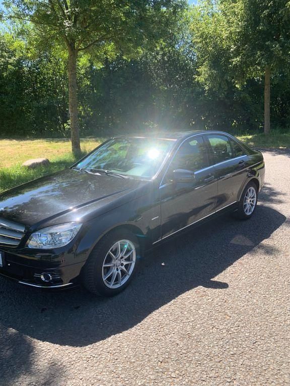 Schwarz Gebraucht 2009 Mercedes C200 Limousine | 9.750 € (Fairer Preis) - Bild 1/4