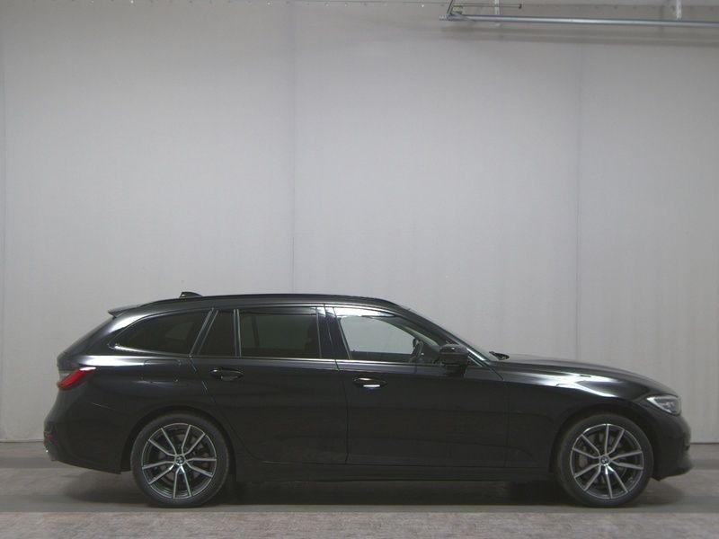 Schwarz Gebraucht 2021 BMW 330e Sport Line Kombi | 18.580 € (Superpreis) - Bild 1/4