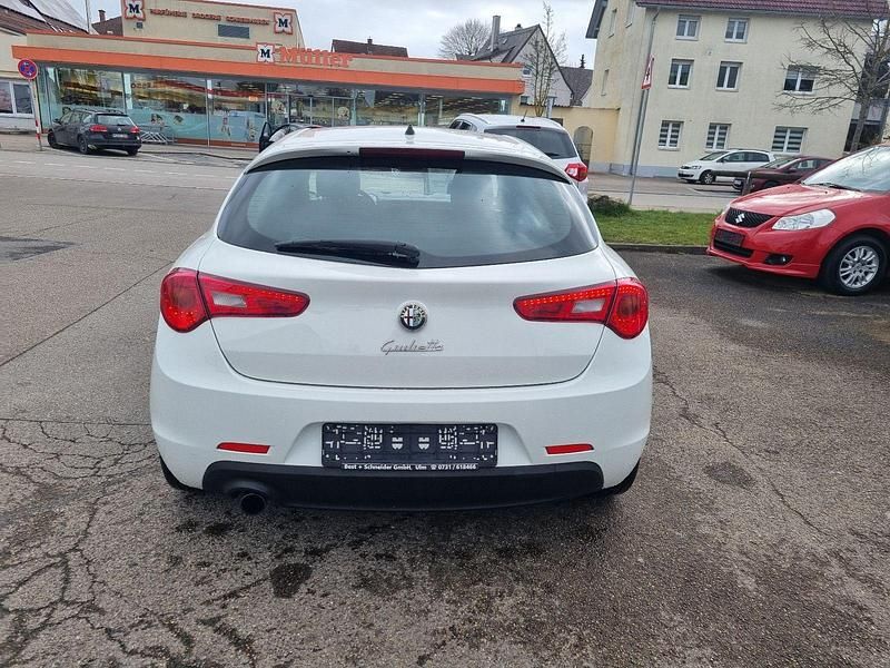 Gebraucht Alfa Romeo Giulietta Super 120 PS (88 kW) 2012 Weiß Kleinwagen